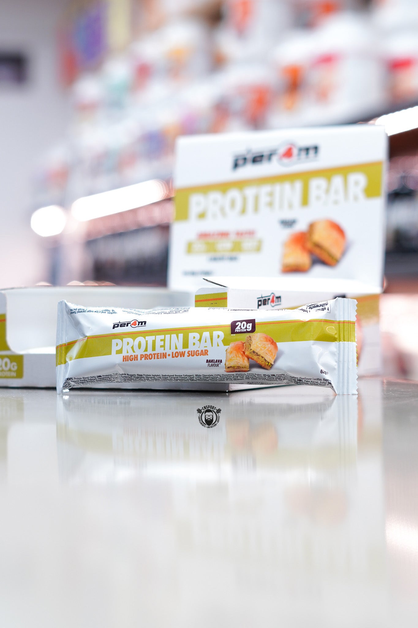 Per4m high-protein bar, Baklava flavour, 20g protein bar in wrapper with Per4m protein bar box in background.