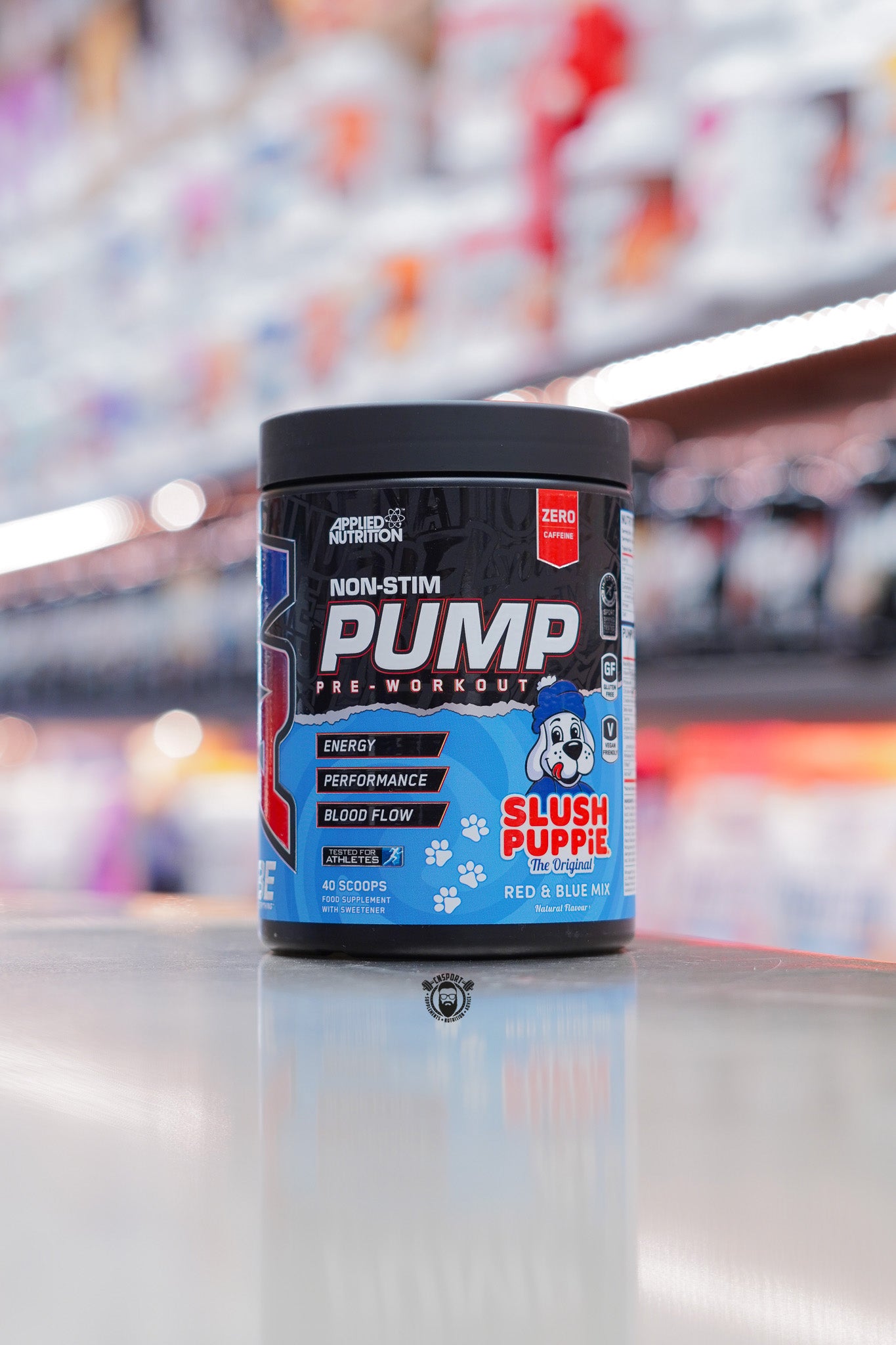 A tub of Applied Nutrition ABE Pump non-stim pre-workout in Slush Puppie Red & Blue Mix flavour, featuring the Slush Puppie character, zero caffeine formula, and focus on energy, performance, and blood flow.