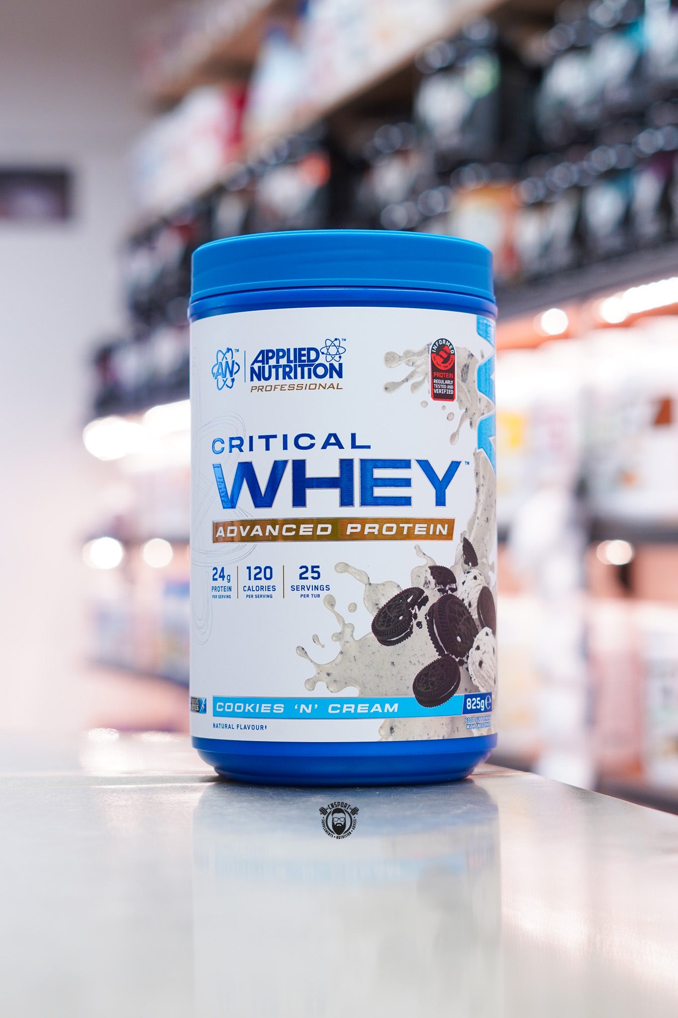 Applied Nutrition Critical Whey Advanced Protein Cookies 'N' Cream flavour, 25-serving whey protein blend with 24g protein per serving.