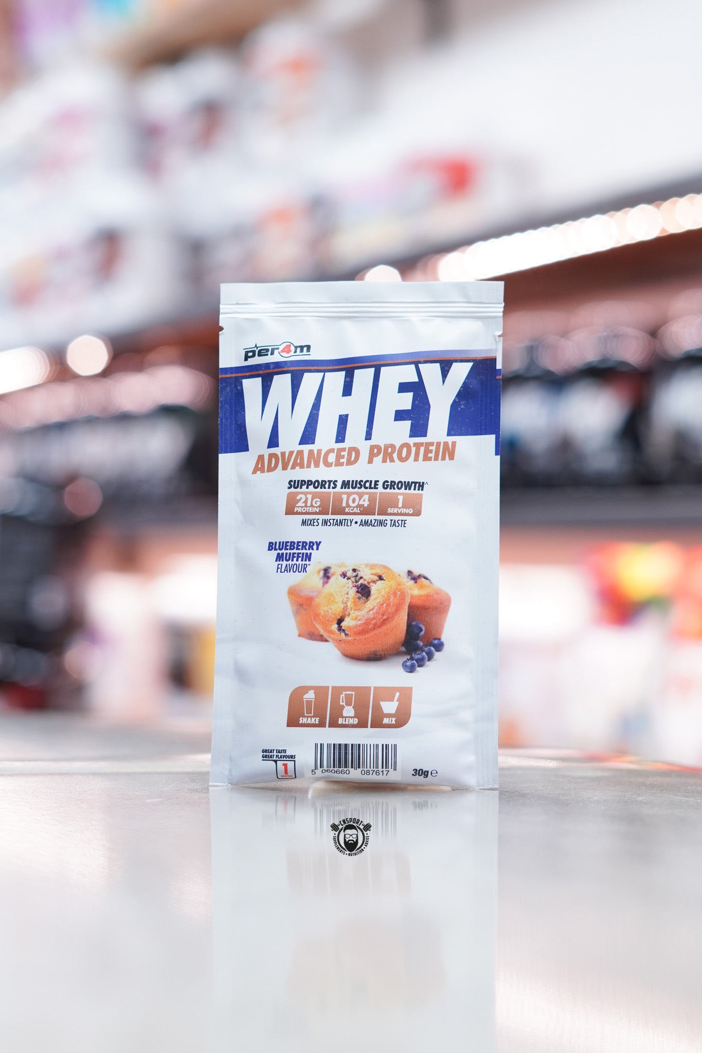 Small pouch of Per4m Advanced Whey protein powder, Blueberry Muffin flavour. The front shows an image of blueberry muffins, highlighting 21g protein, 104 kcal, and 1 serving per pack.
