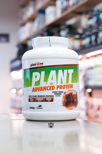 Per4m Plant Advanced Protein 2kg – Sticky Toffee Pudding (Front)
Per4m Plant Advanced Protein in Sticky Toffee Pudding flavour, 2kg tub providing 66 servings, displayed on a countertop in a supplement store. Front label highlights 21g of plant protein per serving, zero sugar, soy-free formula and suitability for vegans.