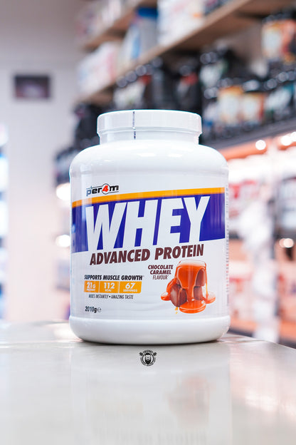 Per4m Whey Advanced Protein 2kg – Chocolate Caramel (Front)
Per4m Whey Advanced Protein in Chocolate Caramel flavour, 2.01kg tub providing 67 servings, displayed on a countertop in a supplement store. Front label highlights 21g protein, 112 calories per serving, and support for muscle growth.